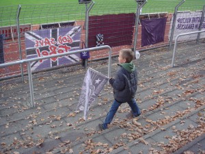 Πρώτη φορά γήπεδο - Μικρό αγόρι που κρατάει σημαία