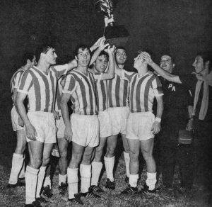 Plantel_de_Estudiantes_de_La_Plata_festejando_la_obtención_de_la_Copa_Interamericana_-_19690221