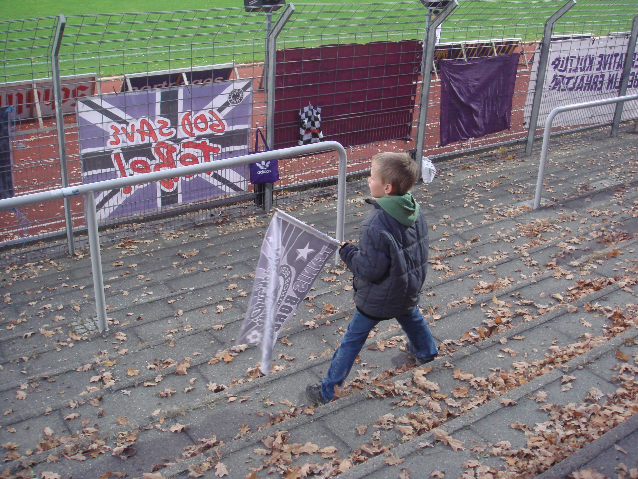 Πρώτη φορά γήπεδο - Μικρό αγόρι που κρατάει σημαία